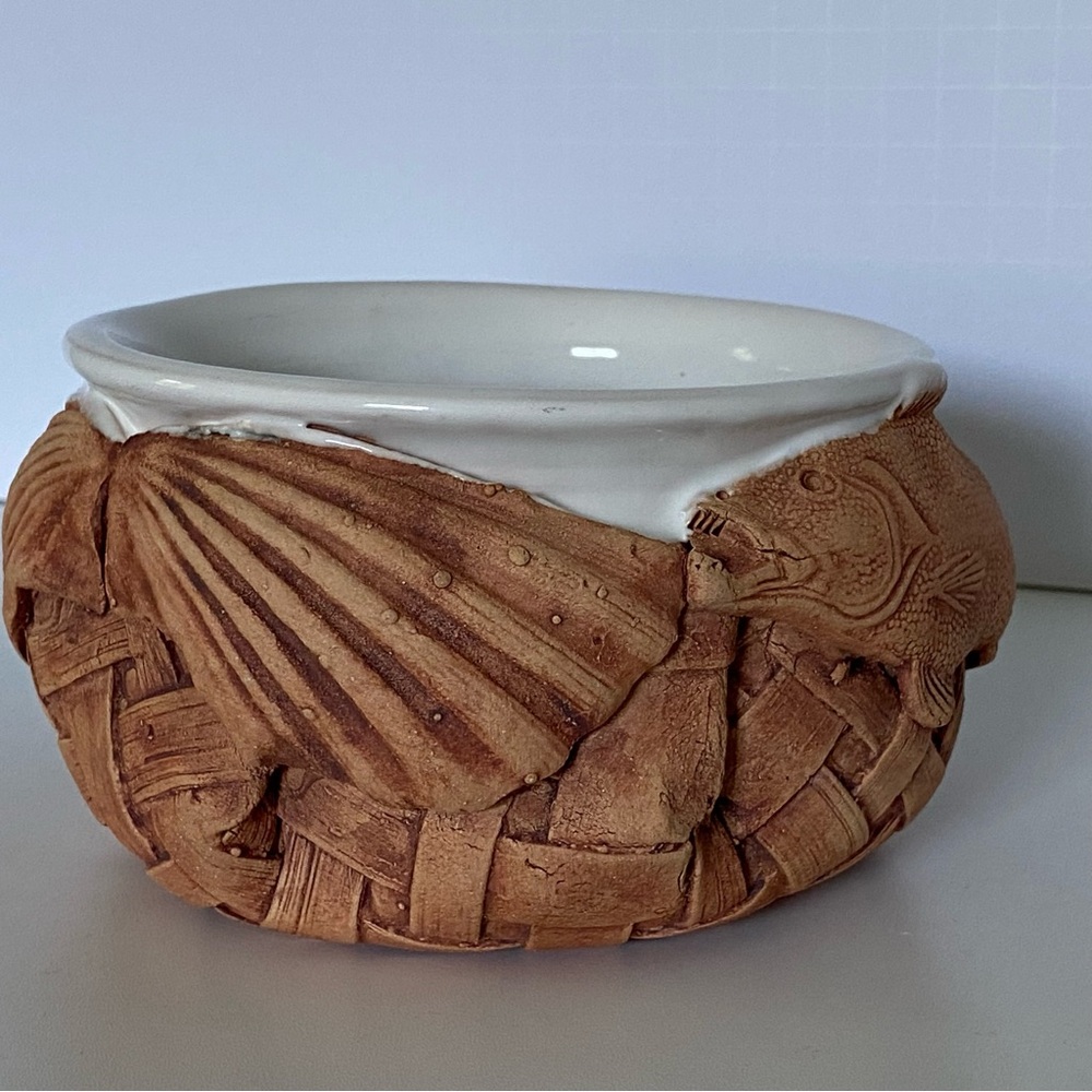 Charlestowne Porcelaine Art Pottery Bowl Leo and Karin Villarom Fish Theme White - Picture 2 of 15